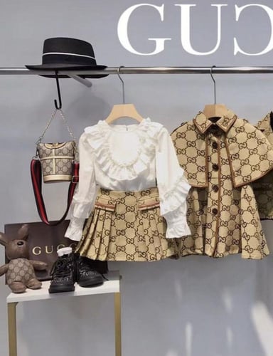 تيور قوتشي مزين بكسر وقميص انيق مزين بكرنيشة