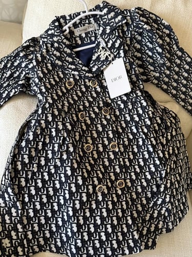 فستان ديور على شكل معطف جاكار مبطن