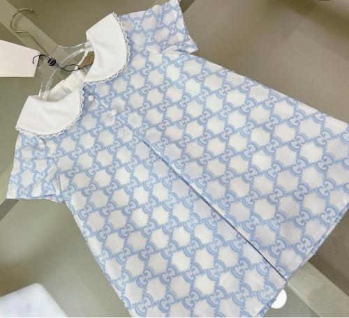 فستان قوتشي سماوي مزين بياقة بيضاء