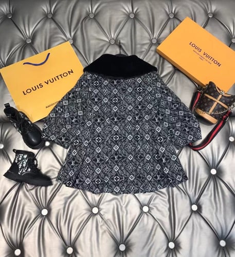 فستان على شكل معطف ثقيل من LV مزين بفرو على الرقبة