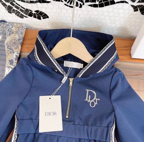 فستان ديور كاجوال مزين ببروش وسحاب وقبعة