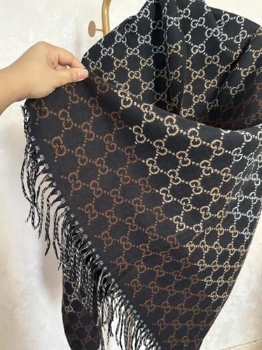 شال قوتشي كشمير باللون الأسود مع البوكس