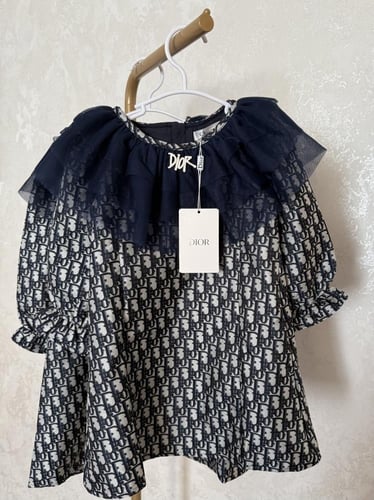 فستان ديور جاكار مزين ببروش وتل من الصدر