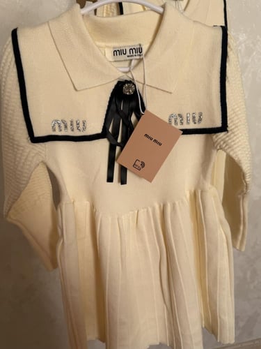 فستان ميوميو صوف محبوك مزين بكريستال وبروش انيق