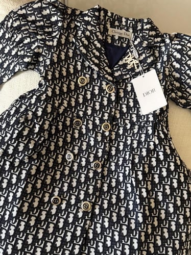 فستان ديور على شكل معطف جاكار مبطن