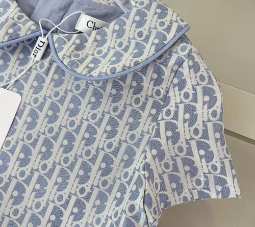 فستان ديور سماوي مزين بكسر من الاسفل