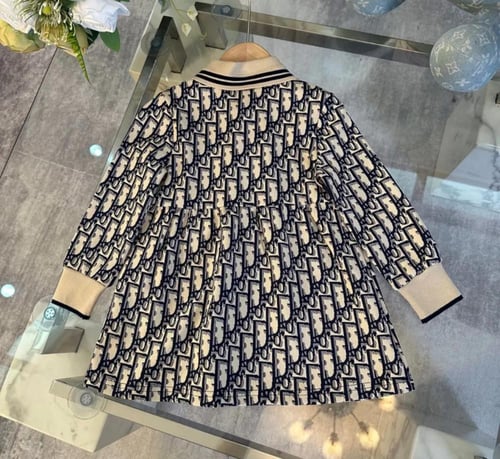 فستان ديور بكتابات مزين بأزارير ذهبي وياقة