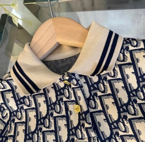 فستان ديور بكتابات مزين بأزارير ذهبي وياقة