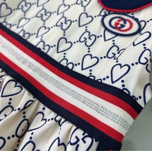 فستان قوتشي مزين بفصوص وياقة وعلامة الماركة بارزة