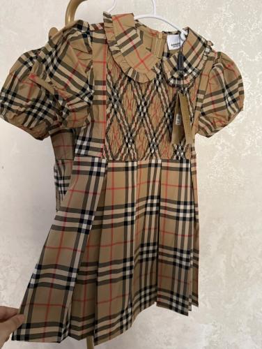 Burberry plaid dress decorated with collar and sleeve