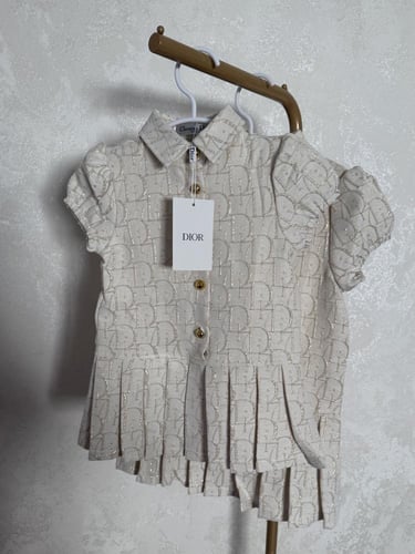 فستان ديور مكلل ذهبي