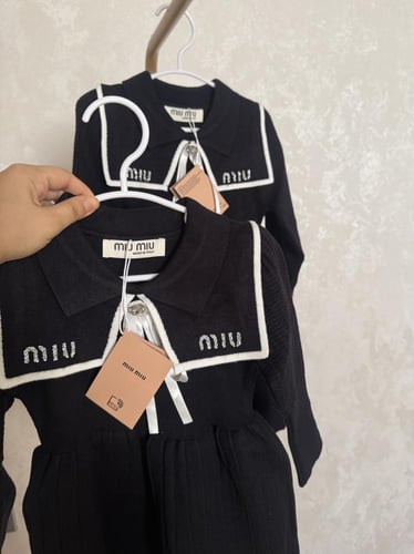 فستان ميوميو صوف مزين بياقة انيقة وبروش