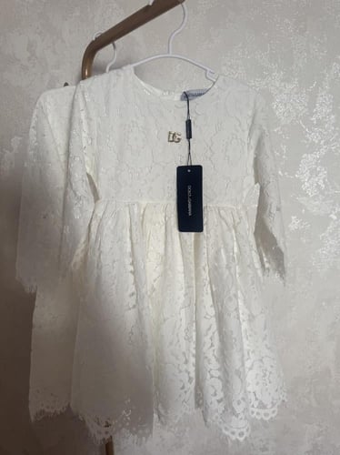 فستان دانتيل ابيض D&G مزين ببروش ذهبي