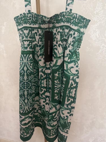 فستان D&G باللون الاخضر بدون اكمام