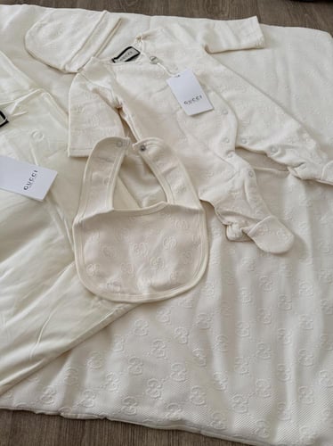 طقم استقبال قوتشي اوف وايت ٥ قطع