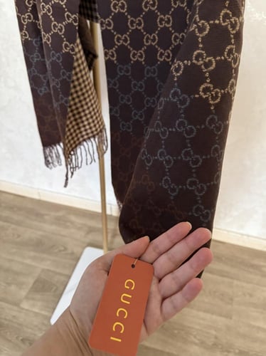 شال قوتشي كشمير باللون البني مع البوكس