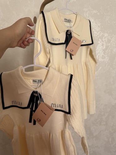 فستان ميوميو صوف محبوك مزين بكريستال وبروش انيق