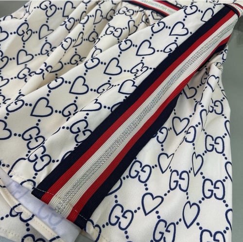 فستان قوتشي مزين بفصوص وياقة وعلامة الماركة بارزة