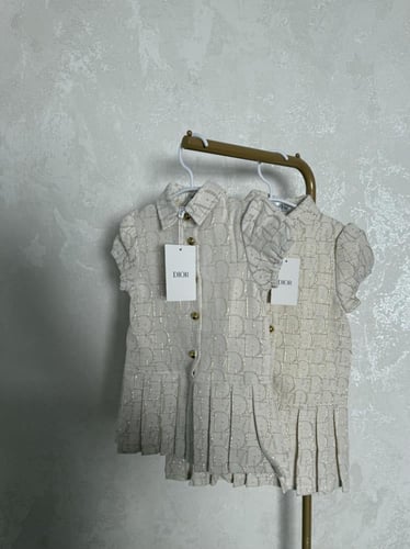 فستان ديور مكلل ذهبي