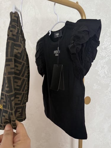 تيور فندي قطعتين باكمام بف وبروش على التنورة بعلام...