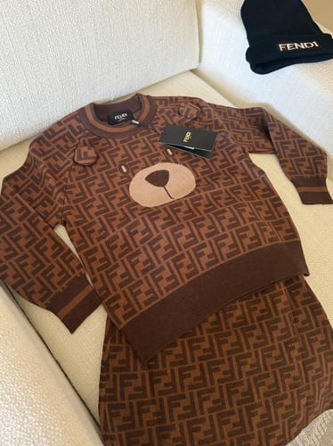 تيور فندي صوف بالكامل 3قطع بلوفر +تنورة +قبعة صوف