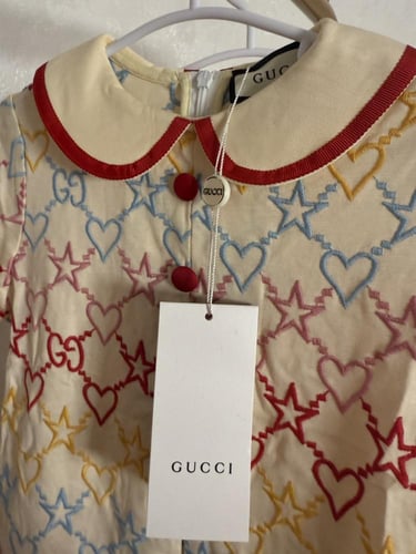 فستان قوتشي مزين بياقة حمراء مطرز بالكامل بألوان ز...