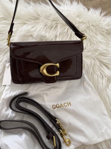 حقيبة كوتش تابي باللون البرغندي اللامع