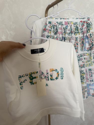 تيور فندي مورد بألوان انيقة وتطريز بارز على الهودي