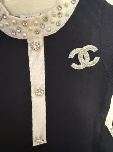 فستان شانيل صوف محبوك مزين ببروش كريستال ولؤلؤ على...