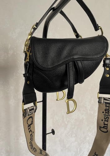 حقيبة ديور باللون الاسود بميدالية +ستراب قماشي