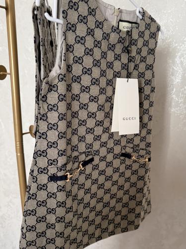 فستان قوتشي مزين باكسسوار فضي على الجيوب