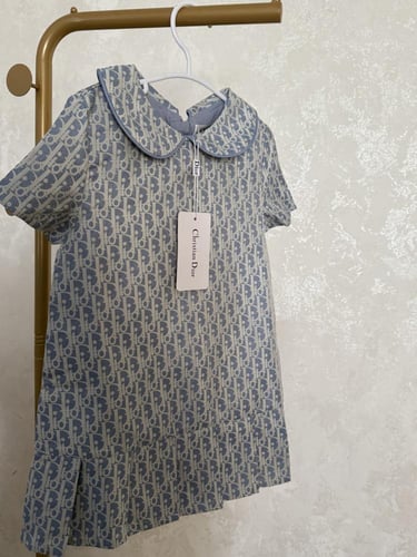 فستان ديور سماوي مزين بكسر من الاسفل