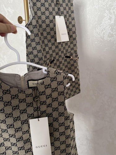 فستان قوتشي مزين باكسسوار فضي على الجيوب