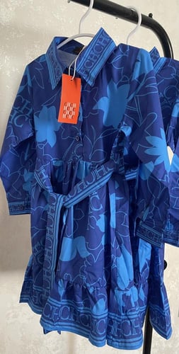 فستان ch مورد مزين بياقة وكرنيشة من الاسفل