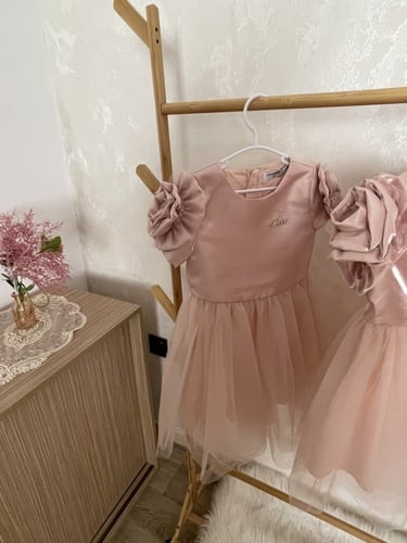 فستان مزين بورد بارز على الأكمام