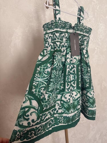 فستان D&G باللون الاخضر بدون اكمام