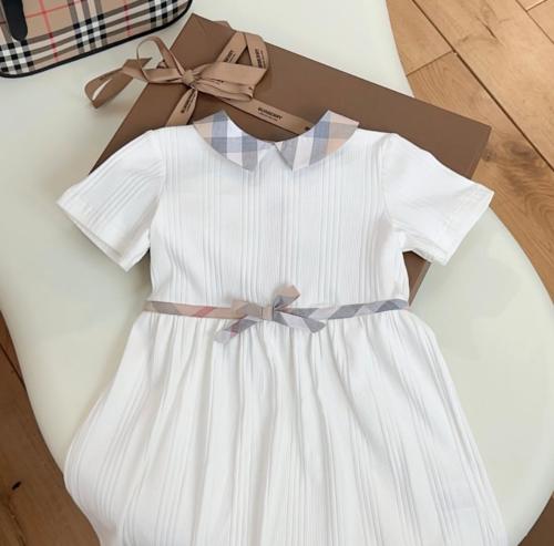 فستان بربري مزين بياقة وحزام فيونكة ثابت