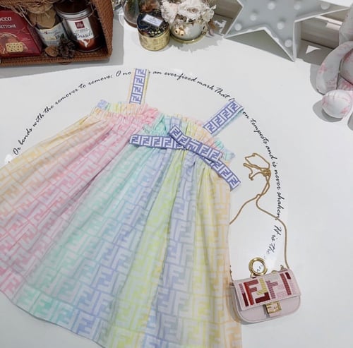 فستان فندي بألوان زاهية