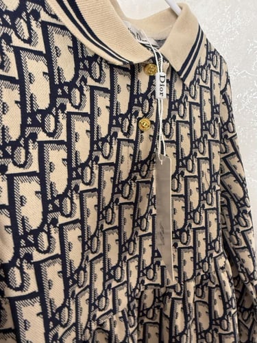 فستان ديور بكتابات مزين بأزارير ذهبي وياقة