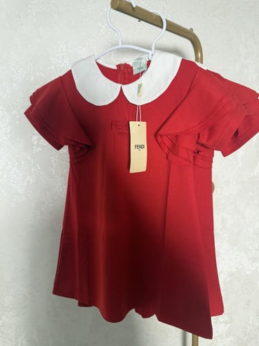 فستان فندي مزين بياقة وحركة على الكتف