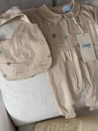 طقم استقبال فندي مطرز فخم 5قطع باللون البيج