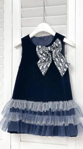 فستان ديور مخمل كحلي مزين بفيونكة كبيرة