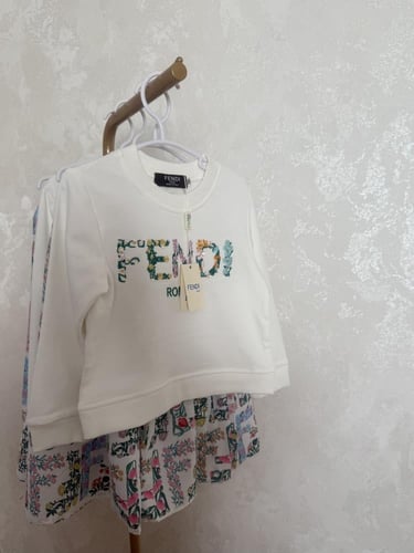 تيور فندي مورد بألوان انيقة وتطريز بارز على الهودي