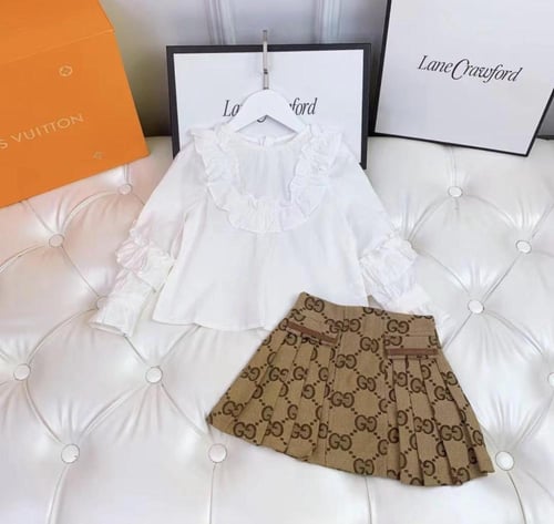 تيور قوتشي مزين بكسر وقميص انيق مزين بكرنيشة