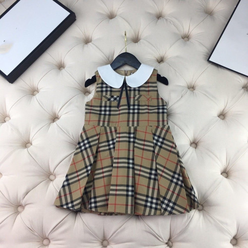 فستان بربري مزين بياقة بيضاء