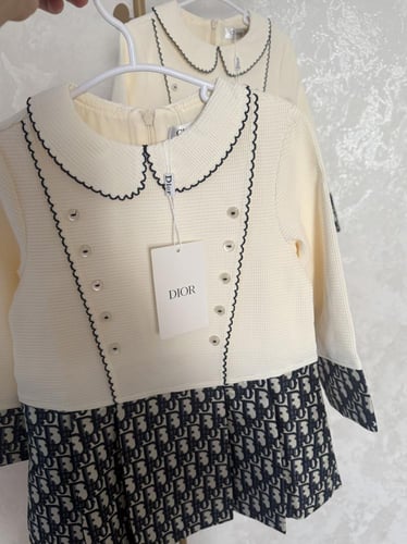 فستان ديور أنيق مزين بكسر من الاسفل