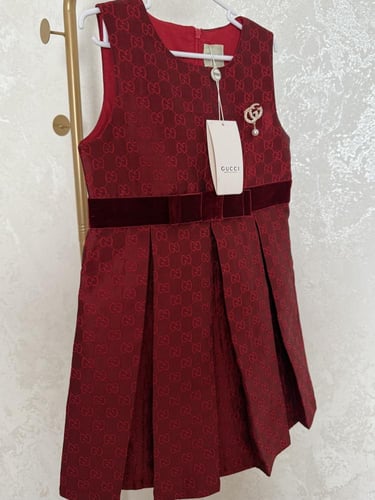 فستان قوتشي عودي جاكار مزين ببروش لؤلؤ