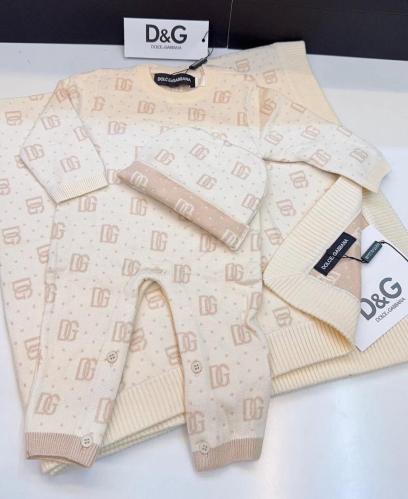 طقم مواليد D&Gصوف ٣قطع باللون السكري والبيج