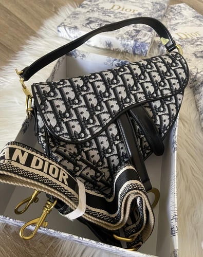 حقيبة ديور بميدالية +ستراب قماشي طويل