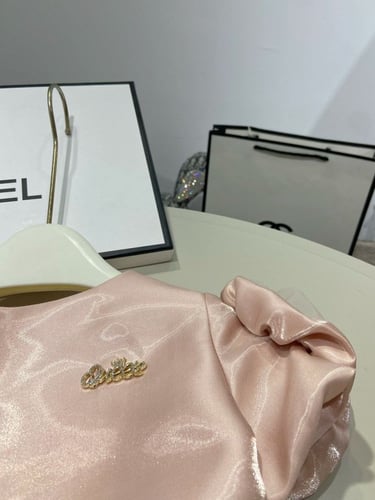 فستان مزين بورد بارز على الأكمام